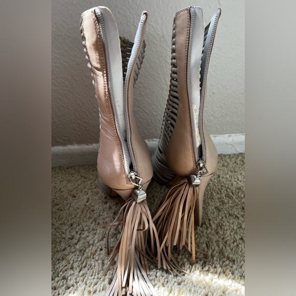 Bcbgmaxazria MA-LEDDER Beige Gladiator peep-toe tasselback sandal heels size 8.5 - Picture 4 of 5